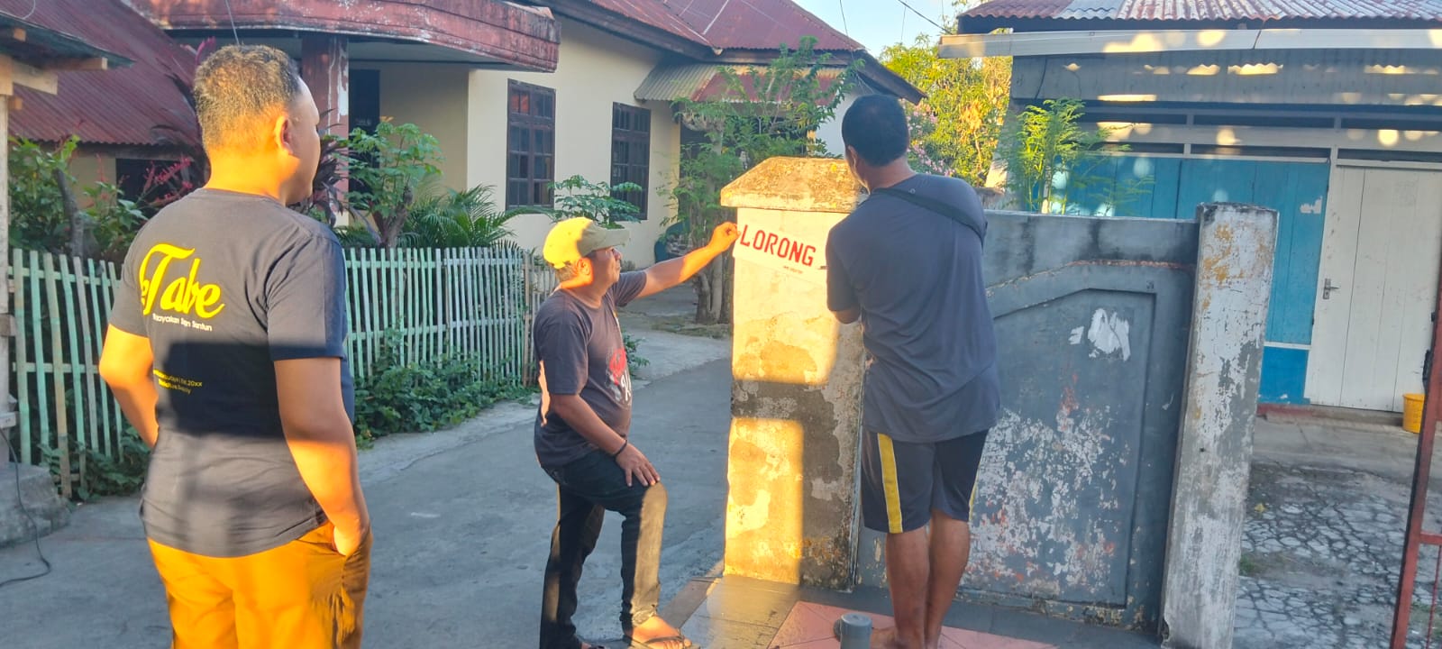 Keren dan Kreatif! Lurah Lembang Bersama Warga Pasang Papan Nama Jalan Unik dari Plat Bekas Mobil di Sungai Bialo II